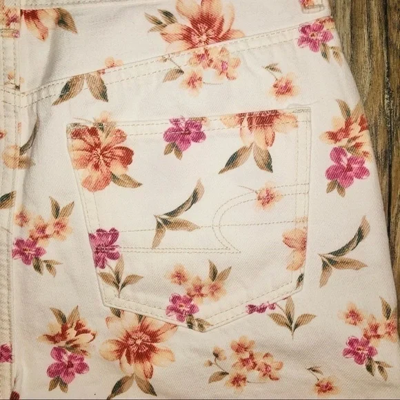 NWOT AEO 🦅 Floral Denim Mom Shorts - Picture 12 of 12